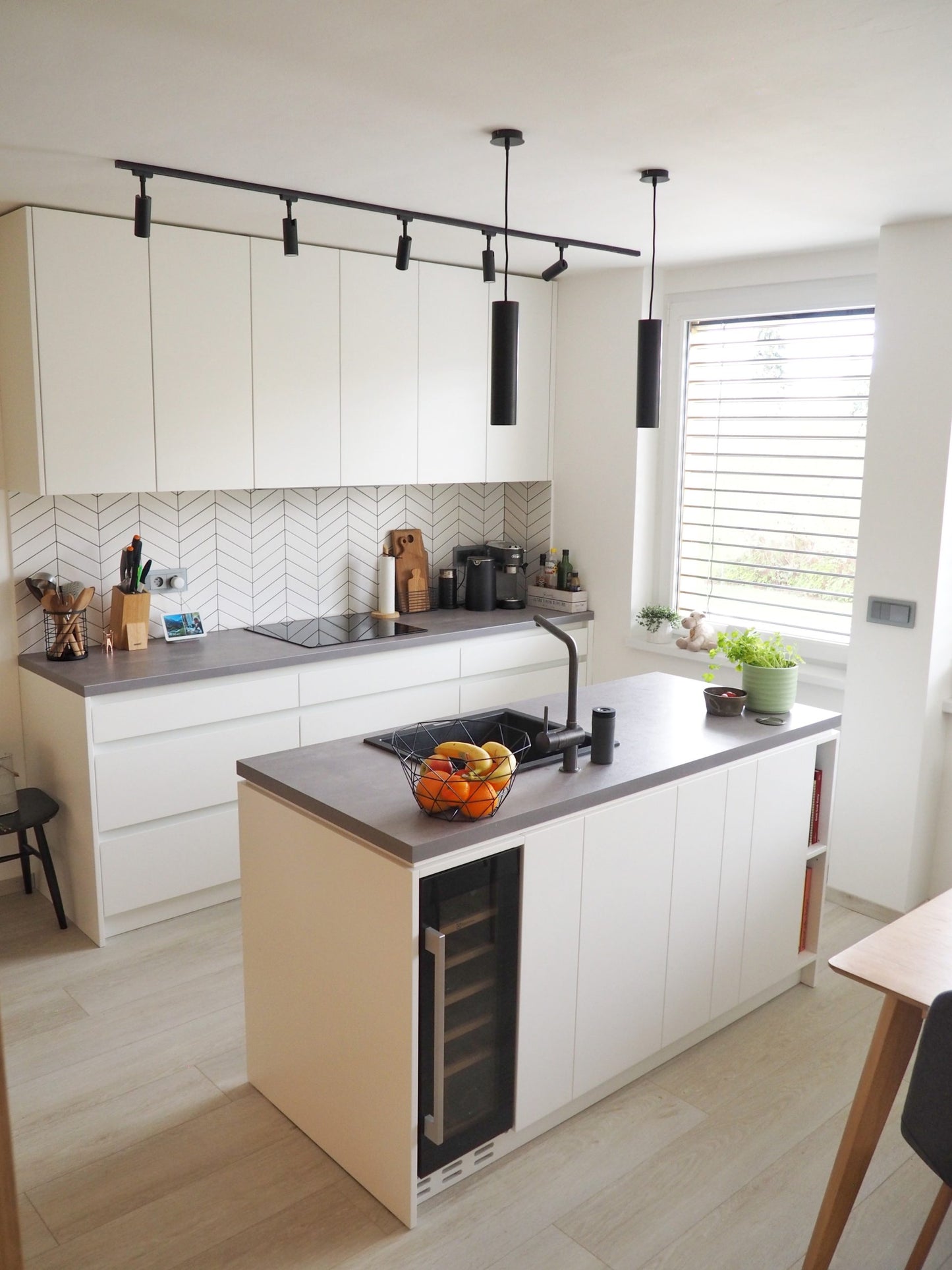 Obklad Chevron Wall White Matt Right 5,2x18,6